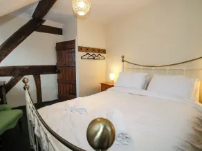 34 The Wharfage - Room