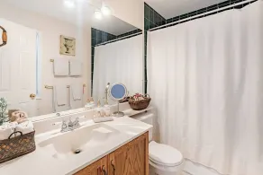 Charming Victorian Home in Okotoks Elegant Comfort Modern Convenience - Banheiro