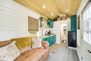 Secluded Lenoir Tiny Home w/ Private Hot Tub! - Interni