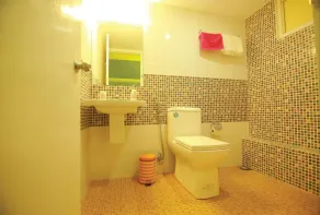 Indiavacationz Houseboat - Bathroom