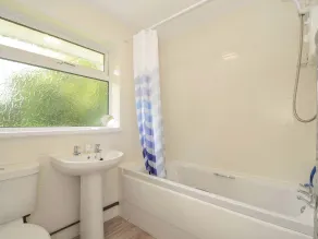 4 Rosecraddoc Lodge Holiday Bungalows - Badeværelse