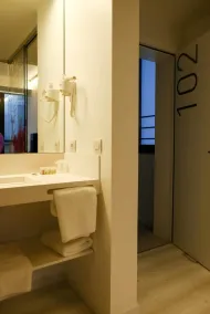 Corbie Lommel Ring - Bathroom