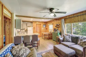 Long Lake Getaway w/ Dock & Hot Tub in Bigfork - Innenbereich