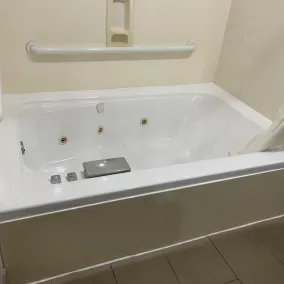 Quality Inn & Suites University-Airport - Salle de bain