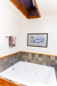 Trail's End Inn - Bathroom