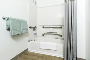 InTown Suites Extended Stay Indianapolis IN - Traders Point - Salle de bain