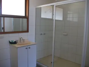 Gum Tree Caravan Park - Bathroom