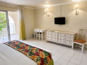 Sunbay Hotel- Daily Breakfast & Beach Access Included - Rum