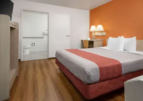 Motel 6 Buena Park, CA - Knotts Berry Farm - Disneyland - Zimmer