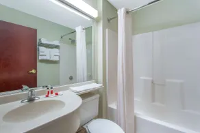 Microtel Inn & Suites by Wyndham Lillington/Campbell University - Badezimmer
