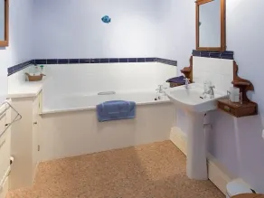Marshwood Farm B&B and Shepherds Hut - Bathroom