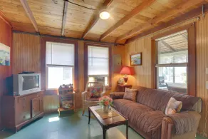 'Grandma's Cottage' w/ Sunroom: Walk to Beach - Intérieur