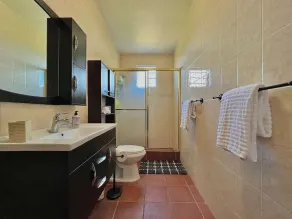 Pancho's Paradise - Rainforest Guesthouse with Pool, Gazebo and View - Baño