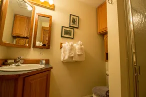 Marys Lake Lodge Mountain Resort and Condos - Salle de bain
