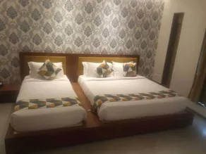 The Pramukh Hotel - Chambre