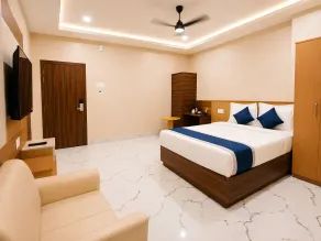 Hotel Shiny Grand - Best Hotel Near Guwahati LGBI Airport, 5 Minutes from Airport, Free Breakfast, Borjhar - Room