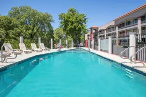 Super 8 by Wyndham Austin University/Downtown Area - Piscine