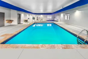 Spark by Hilton Rochester South - Piscine