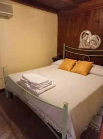 The Little House of Vacone Italy - Room