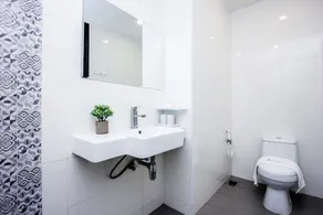 Sri Indar Hotel & Suites - Bathroom