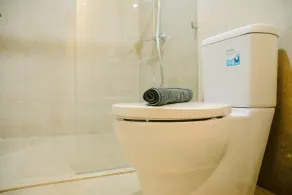 2BR Deluxe and Modern Menteng Park Apartment By Travelio - Bathroom