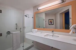 Fairfield by Marriott San Salvador - Bathroom