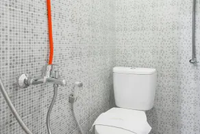 RedDoorz near Batik Tulis Celaket 2 - Baño