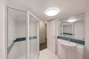 Adina Serviced Apartments Canberra James Court - Bathroom
