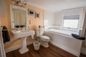 Briar Patch Bed & Breakfast Inn - Bathroom