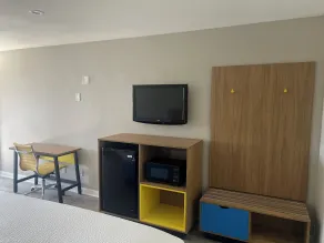 Days Inn by Wyndham Hemet - Room
