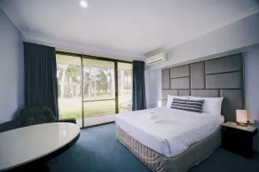 Island Palms Motor Inn - Room