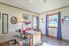 5 Mi to Downtown Morganton: Cabin on Horse Farm - Interior