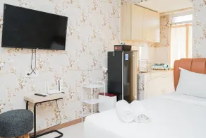 Homey Studio Apartment at Green Palm Residence By Travelio - Room