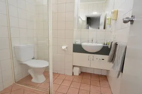Barclay On View - Bathroom