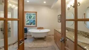 Un Kojoji Hela Koca nella lingua degli indiani Miwok si traduce in \"A Blue Sky Lodge\" - Bagno