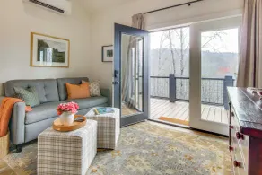 Modern Mtn Retreat w/ Deck & Views in Glenville! - Interiør