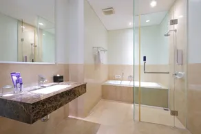 Quest Hotel Simpang Lima - Semarang by ASTON - Bathroom