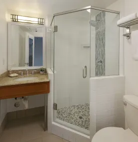 Pismo Lighthouse Suites - Bathroom