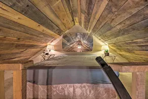 Creekside' Cabin w/ Deck in Pisgah Forest! - Interiör
