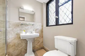The Tudor Mansion - Bathroom
