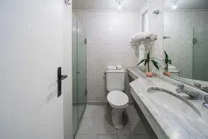 Hotel Nacional Inn Curitiba Torres - Bathroom
