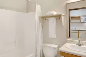 WoodSpring Suites Fort Wayne - Badeværelse