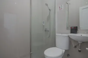 RedDoorz near Hermes Place Polonia Medan - Bathroom