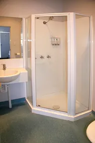 Waterfront Lodge Motel - Bathroom