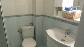 Wohnung mit Terrasse - Badezimmer