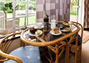 Charming Yellowwood Cottage for 2 People in Spacious Garden! - Esszimmer