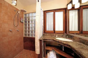 Private 4-Story Oceanside Luxury Vacation Home with 5-Star Personal Concierge - Badezimmer