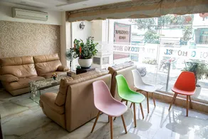 Tu Phuong Hotel - Lobby sitting area
