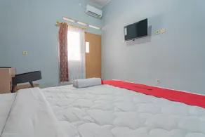 Urbanview Hotel Ultima Veteran Garut - Room
