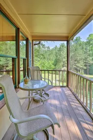 Cozy Pine Mountain Cabin w/ Screened Porch & Yard! - Intérieur